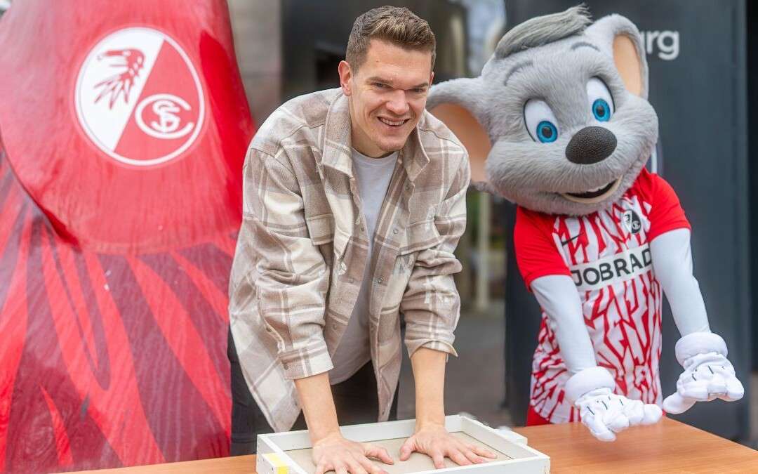 Matthias Ginter verewigt sich im Europa-Park