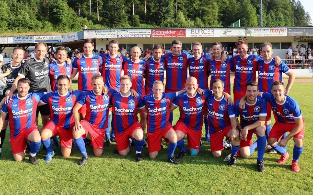 SC Freiburg Traditionsmannschaft zu Gast beim 100-jährigen des SC Elzach.