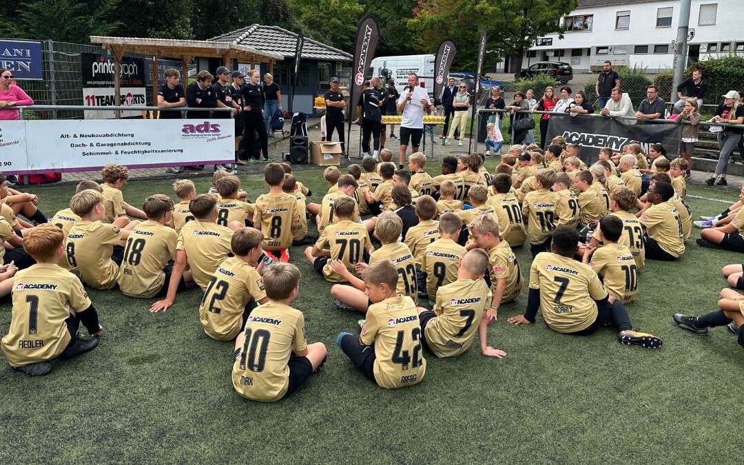 96 Kids kickten mit Ex-Profi Maik Franz